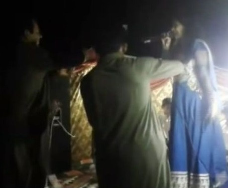 Cântăreață însărcinată, împușcată mortal în timpul unei petreceri de un invitat