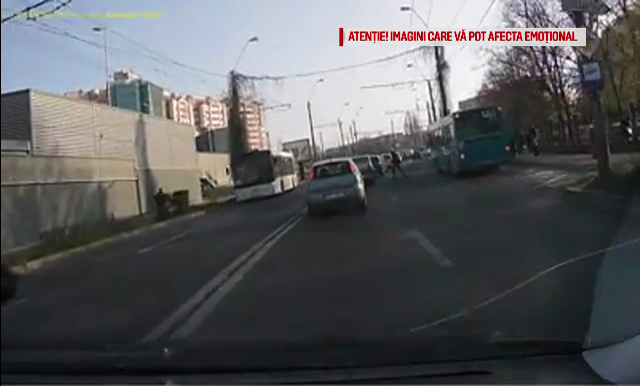 Un pieton ar putea fi amendat, după ce a fost lovit de o mașină, în Galați