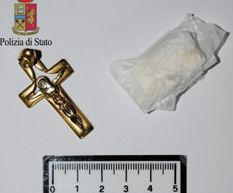 Româncă percheziţionată în sutien de poliţiştii italieni. Ce ascundea acolo