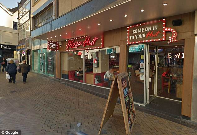 Un copil de 2 ani, la un pas de moarte, după ce un lanț de restaurante a greșit comanda