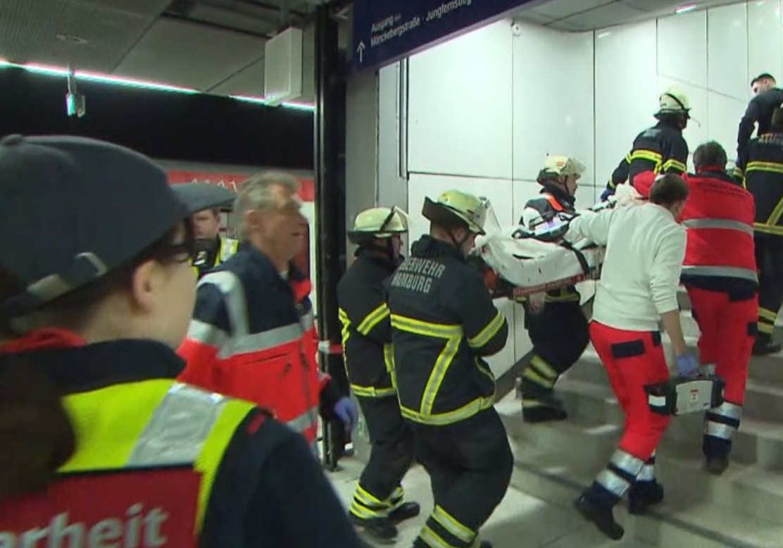 Un bărbat și-a înjunghiat mortal fosta soție și fiul, într-o stație de metrou din Germania