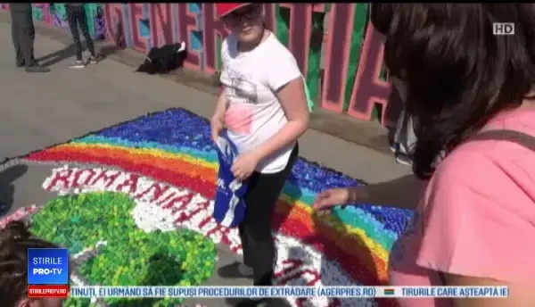 Mai mulți copii din Bacău ajută o fetiță bolnavă reciclând capace colorate