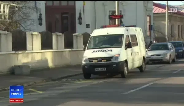 Femeie de 73 de ani, violată de un adolescent. Tanarul a spart un magazin şi a furat două maşini