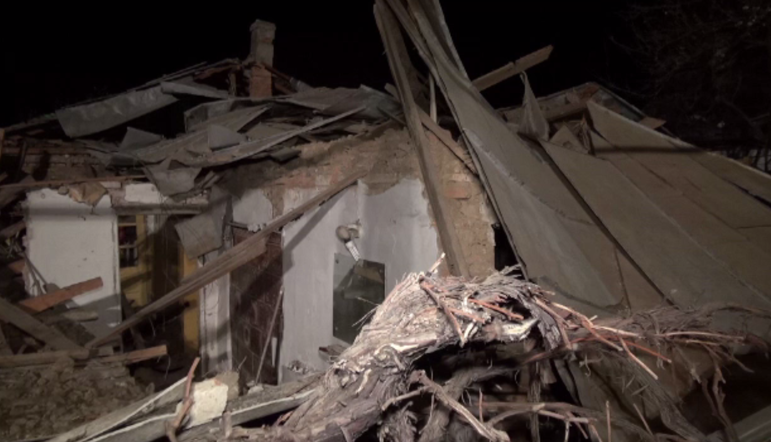 Bătrână de 84 de ani din Roman, prinsă sub dărămături în urma unei explozii