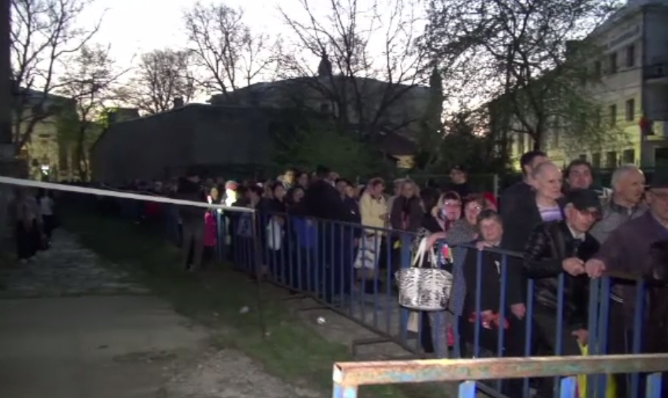 Izvorul Tămăduirii. Mii de pelerini s-au așezat la coadă, în Brăila, pentru a lua apă sfințită