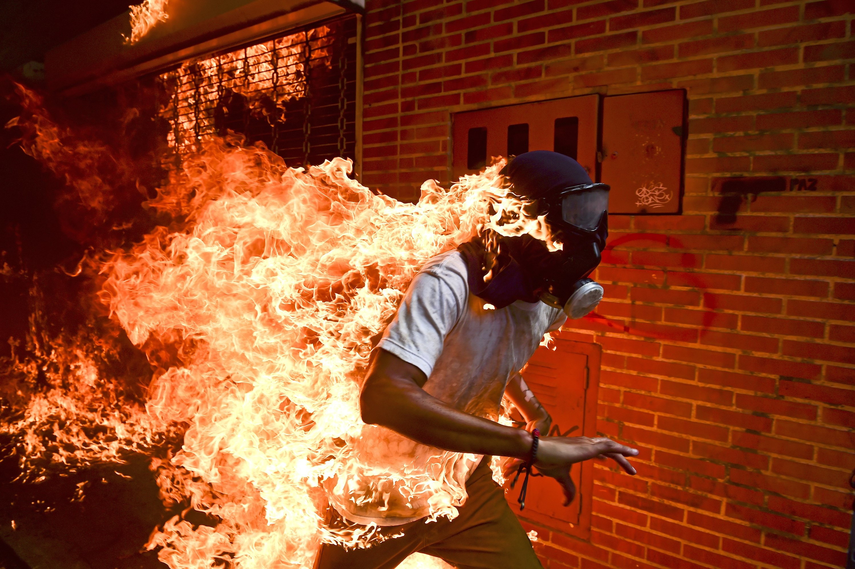 Poza cu un om în flăcări în Venezuela, câştigătoarea World Press Photo 2018