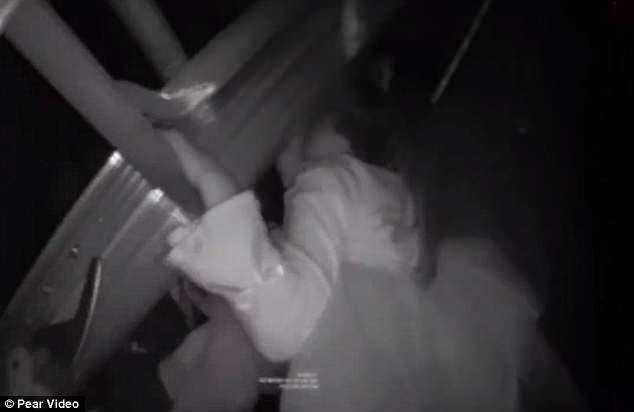 Momentul în care o fetiță este salvată din puțul unui lift. Cum a ajuns acolo. VIDEO