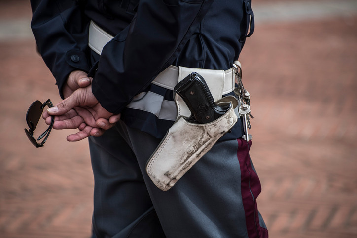 Coşmarul prin care au trecut 2 românce din Italia, după ce le-au deschis uşa "poliţiştilor"