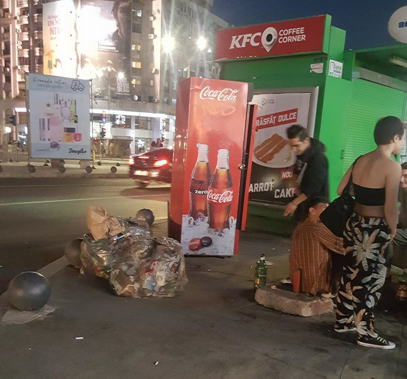 Bucureștiul, „capitala luminilor” pentru un weekend, în timp ce zona centrală este sufocată de gunoaie. FOTO
