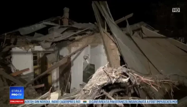 Bătrână de 84 de ani din Roman, prinsă sub dărămături în urma unei explozii