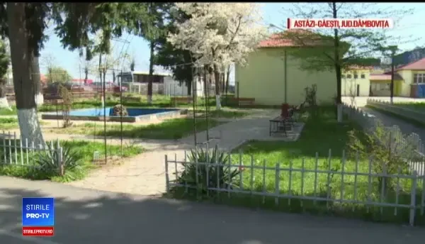 Un elev a fost înjunghiat de un coleg în curtea liceului. S-au certat din cauza unei fete