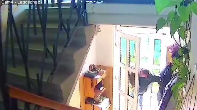 Hoț din Sfântu Gheorghe, filmat în timp ce fură dintr-o casă în amiaza mare