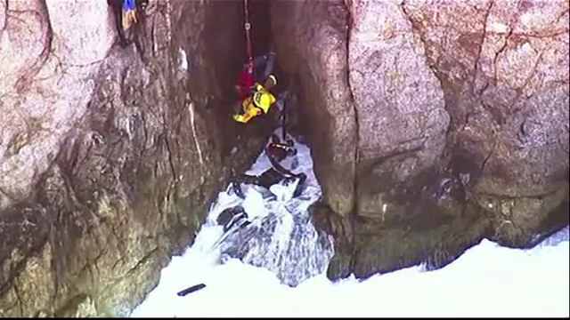 Șofer din California, salvat după ce a plonjat 45 de metri cu mașina