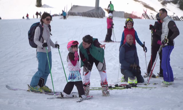 Turiştii au luat cu asalt staţiunile montane, profitând de vremea frumoasă