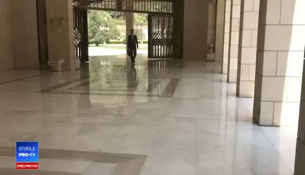 Bashar al-Assad, filmat când vine la birou după atacul american. O dimineaţă liniştită