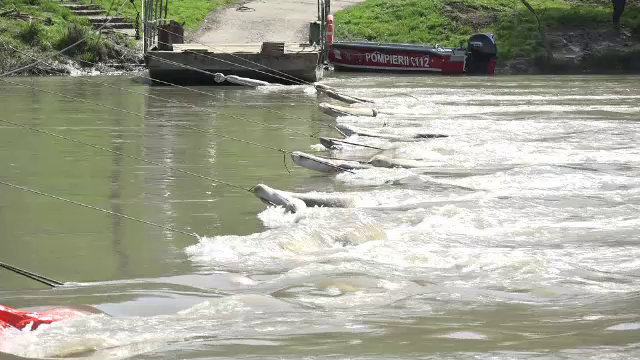 Baraje absorbante, amplasate pe râul Mureș în urma unei scurgeri de ulei mineral