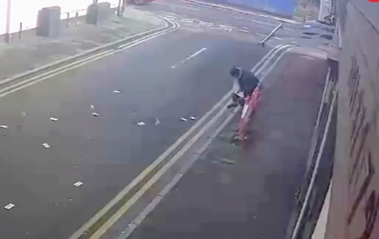 Hoți surprinși în timp ce alergau să recupereze banii furați, rispiți de vânt