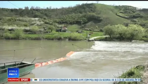 Baraje absorbante, amplasate pe râul Mureș în urma unei scurgeri de ulei mineral