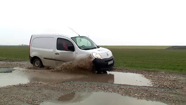 Drumuri românești străbătute de turiști arată ca după război: „Sunt gropi de un metru”