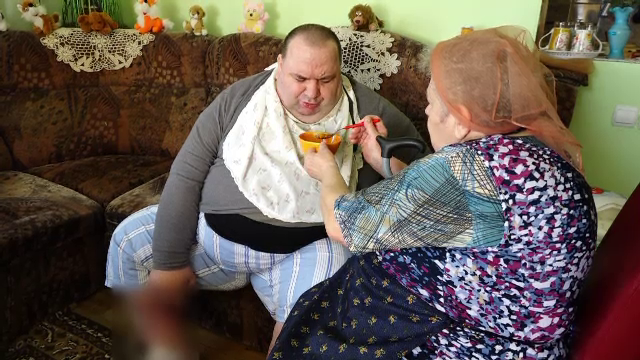 Un bărbat imobilizat la pat, îngrijit de mama de 72 de ani. Drama prin care trece familia