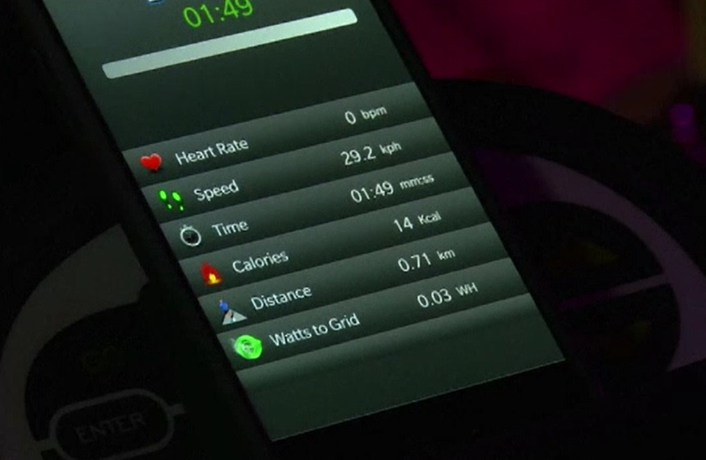 Sala de fitness eco. Clienții produc energie electrică în timp ce fac sport