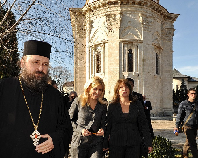 Mănăstire executată silit, după ce stareţul a pierdut zeci de mii de euro la păcănele