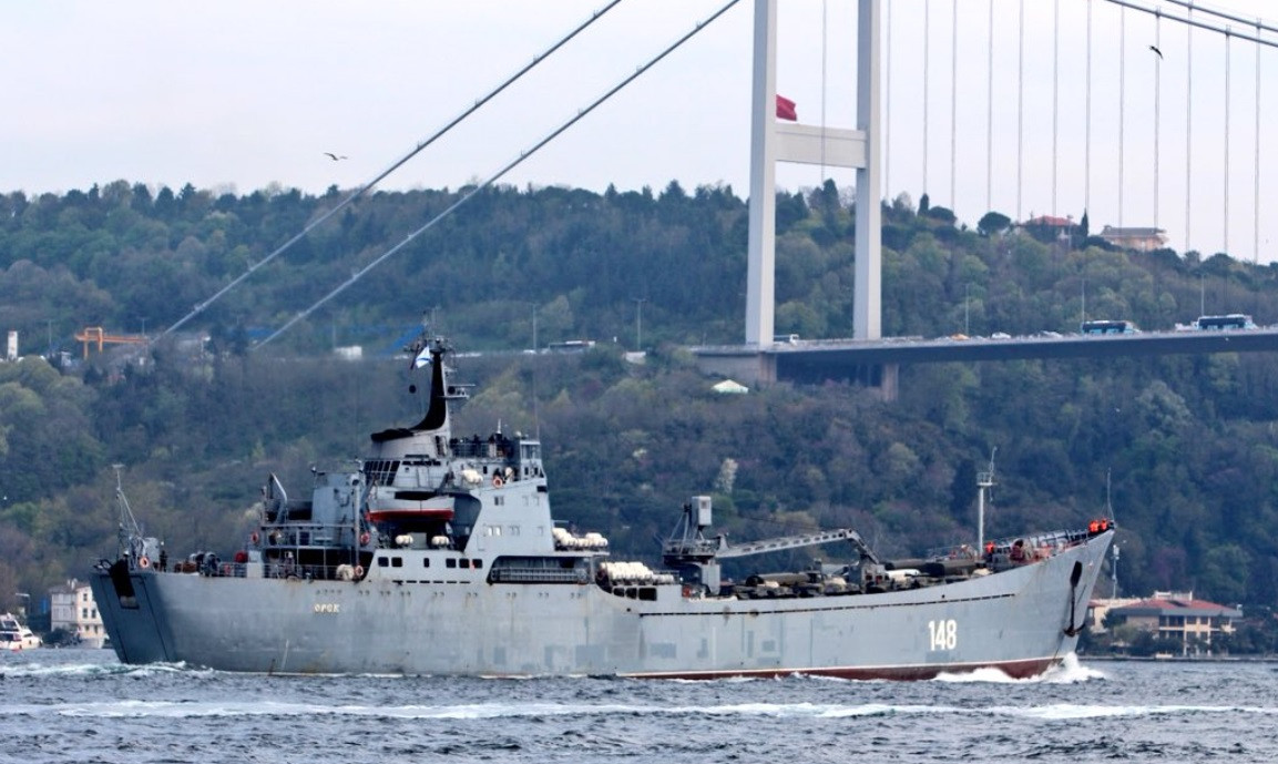 Nave militare rusești care aduceau tancuri, fotografiate în drum spre Siria