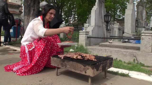 Grătar în cimitir. Tradiţia cere ca bărbaţii să mănânce la masă iar femeile, pe morminte