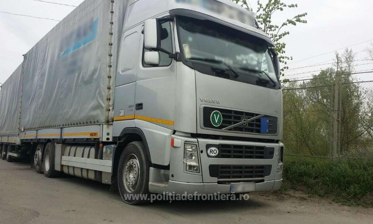 Un şofer de TIR a rămas fără camion când a ajuns la graniţă. Ce au aflat poliţiştii