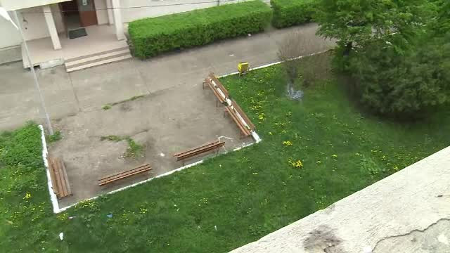 După o tragedie în familie, un bărbat s-ar fi sinucis aruncându-se de la etaj