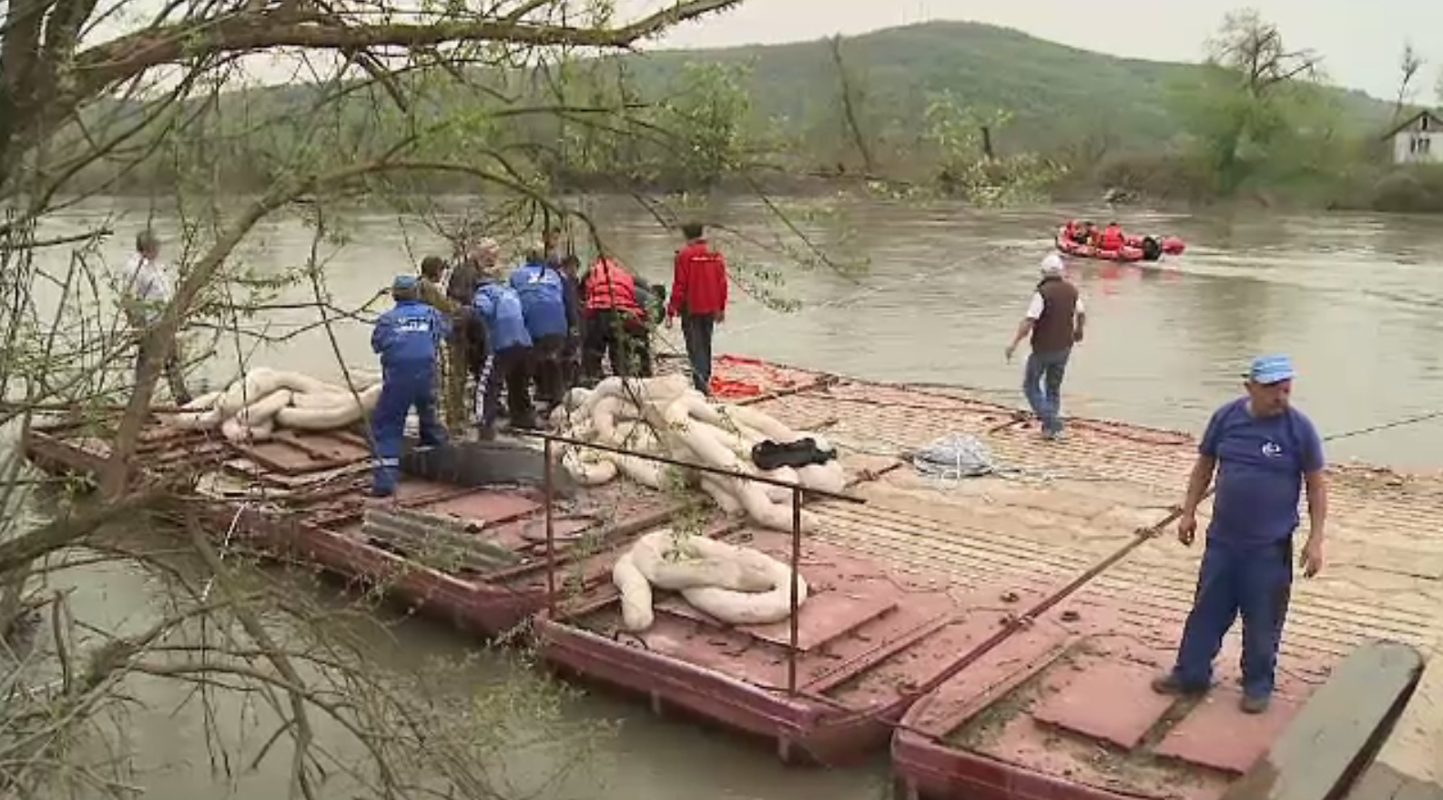 Unda de poluare de pe Mureş, oprită de autorități înainte de a se produce un dezastru