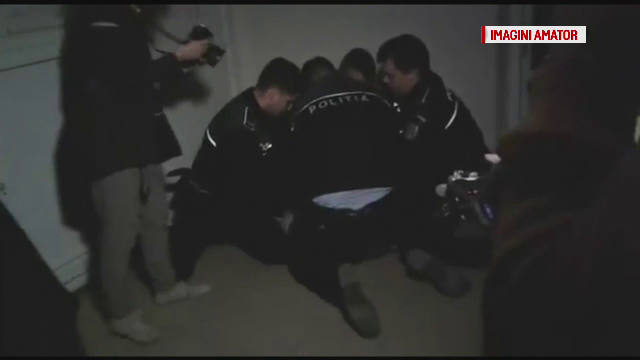 Bărbatul încătușat pentru proiecția mesajului ”Rezist” la Spotlight a făcut plângere