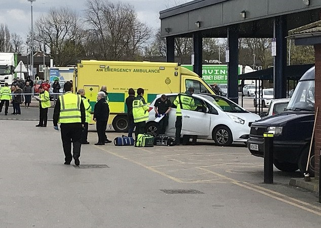 Șase răniți, după ce o mașină a lovit un grup de persoane în Manchester