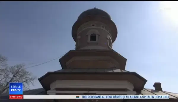 Masă în cimitirul din Galaţi, de Paştele blajinilor. Se serveşte cu mortul, cică