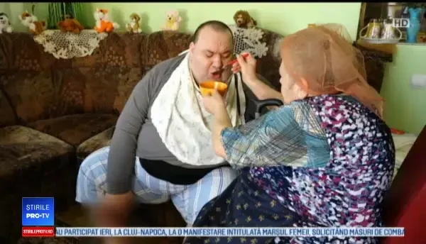 Un bărbat imobilizat la pat, îngrijit de mama de 72 de ani. Drama prin care trece familia