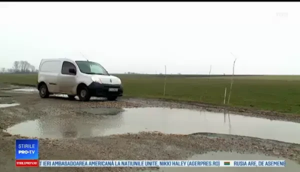 Drumuri românești străbătute de turiști arată ca după război: Sunt gropi de un metru