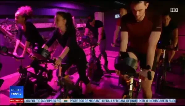 Sala de fitness eco. Clienții produc energie electrică în timp ce fac sport