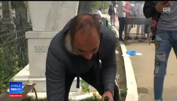 Grătar în cimitir. Tradiţia cere ca bărbaţii să mănânce la masă iar femeile, pe morminte
