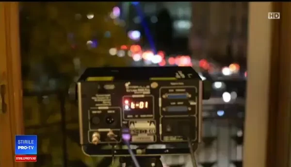 Bărbatul încătușat pentru proiecția mesajului Rezist la Spotlight a făcut plângere