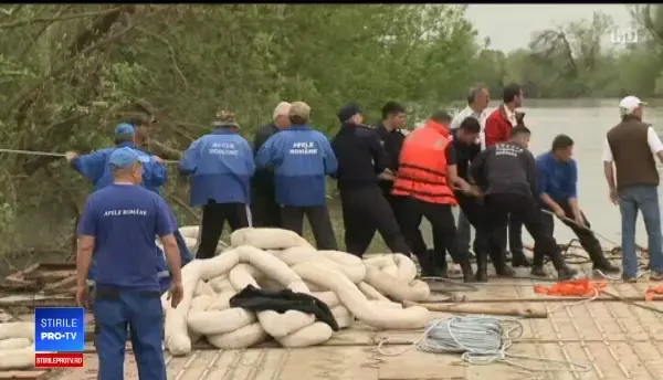 Unda de poluare de pe Mureş, oprită de autorități înainte de a se produce un dezastru