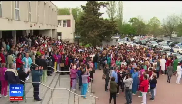 Proteste în spitale, din cauza tăierii sporurilor. Veniturile asistentelor, mai mici cu 1.000 de lei