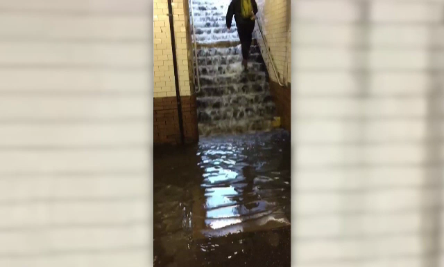 Inundații puternice la metroul new-yorkez. O ”cascadă” a acoperit scările de acces