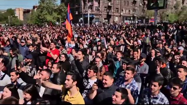 Zeci de răniți, în Armenia. Mii de oameni au protestat față de fostul președinte