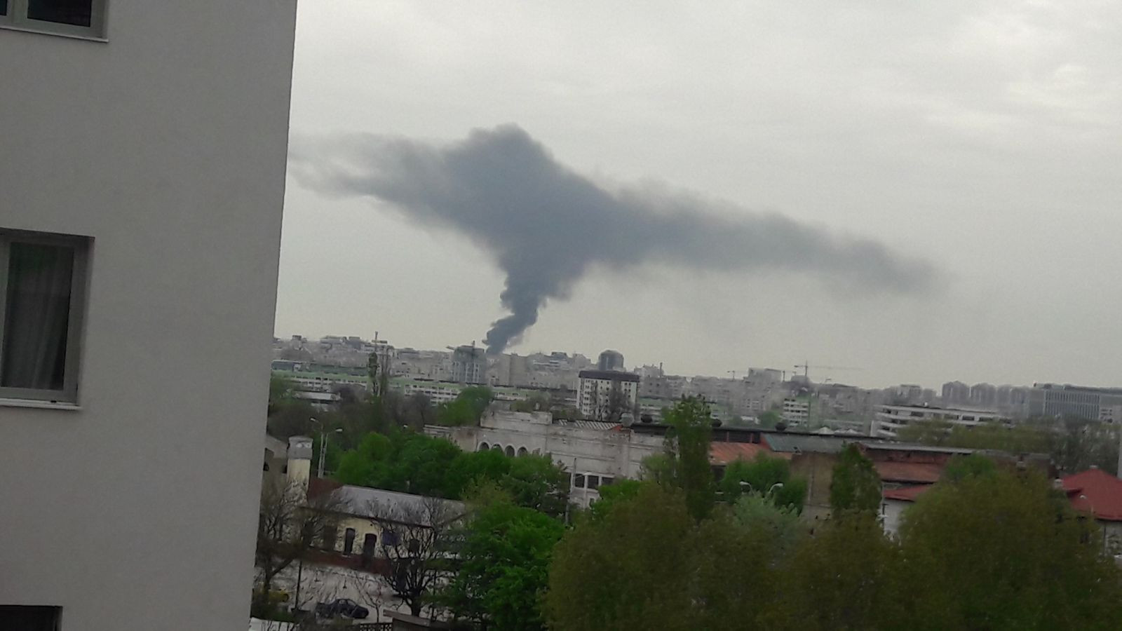 Incendiu de amploare la o clădire din Sectorul 3 al Capitalei, în care erau depozitate materiale din lemn