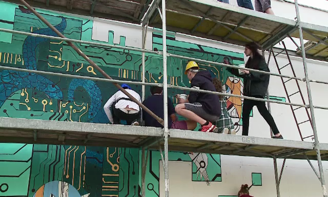 O pictură murală uriaşă a înfrumuseţat peretele unui liceu din Cluj-Napoca