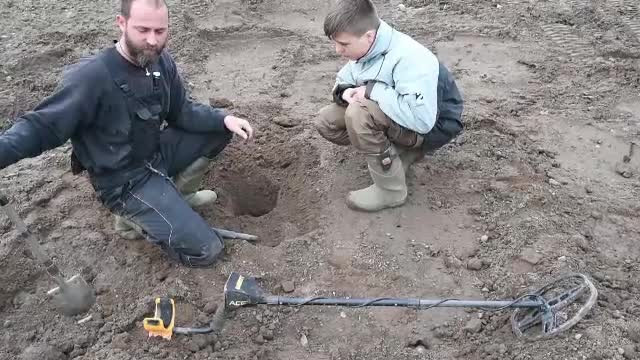 Comoara descoperită de un băiețel, în timp ce se juca cu un detector de metale