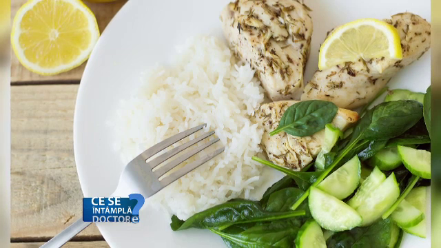 Vorbitul în timpul mesei și folosirea farfuriilor mari duc la îngrășare