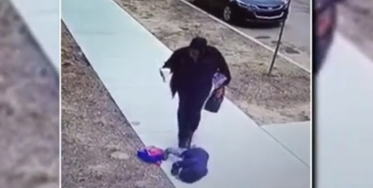 Momentul șocant în care o mama își lovește copilul prăbușit la pământ cu piciorul. VIDEO