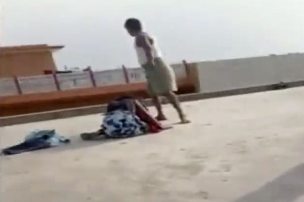 Fetiță de 12 ani, filmată în timp ce sare de pe acoperiș pentru a scăpa de bătăile tatălui