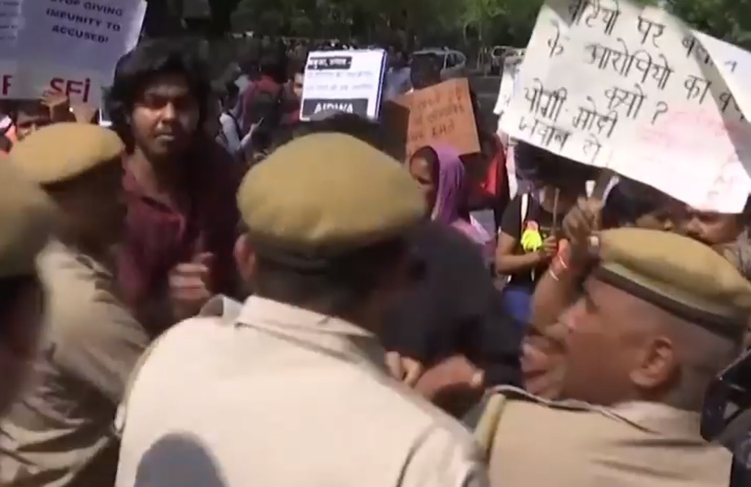 O fetiță a fost violată și strangulată în timpul unei nunți, în India